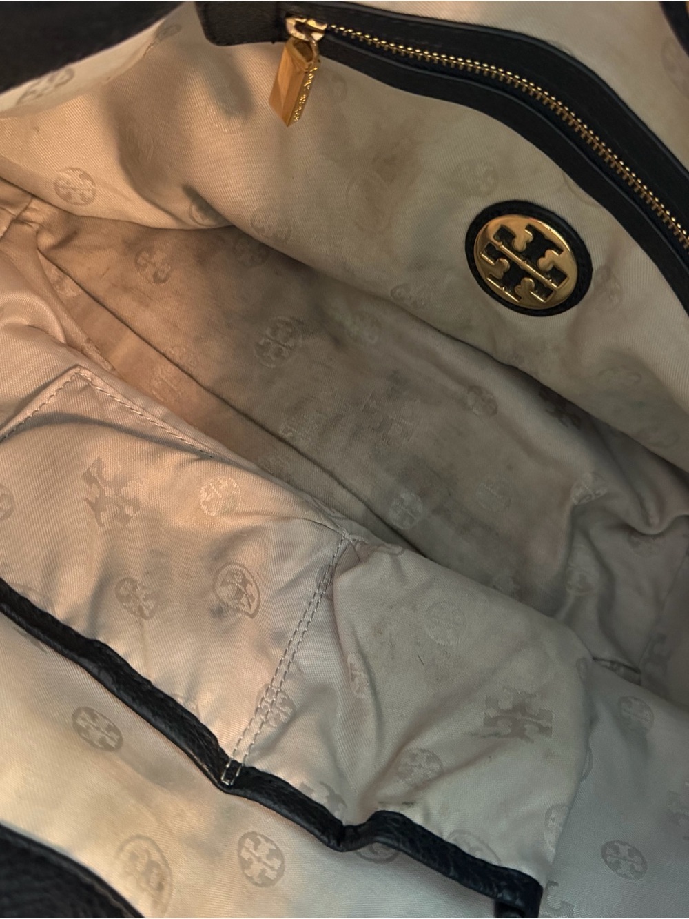 Tory Burch Black Leather Amanda Bag with Gold Logo - Picture 7 of 7